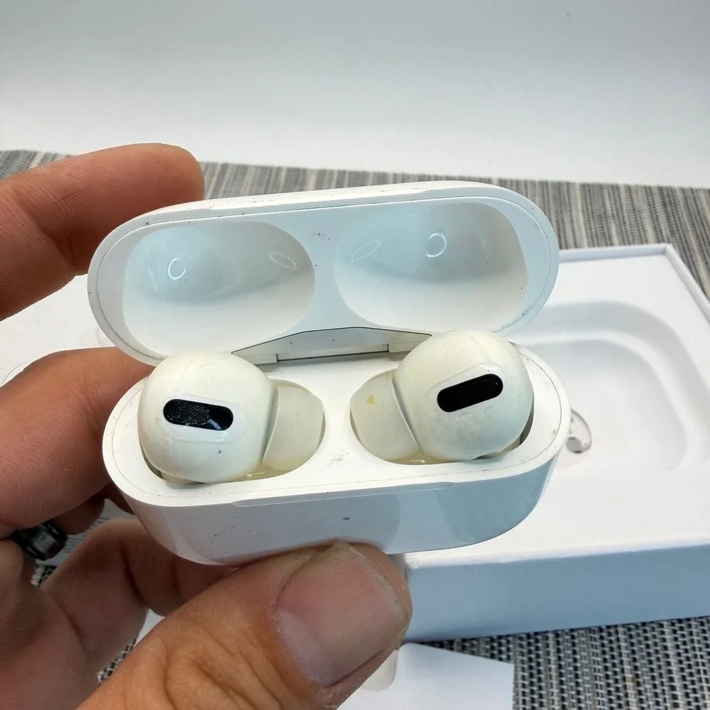 Apple AirPods Pro 1st Gen Wireless Earbuds White A2190 Case with 2nd Gen Box